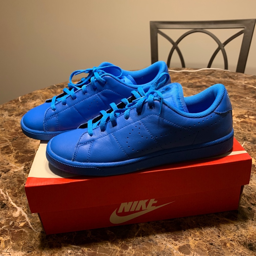 Nike tennis shoes